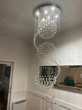 Carregar imagem no visualizador da galeria, Zuhra Staircase Chandelier
